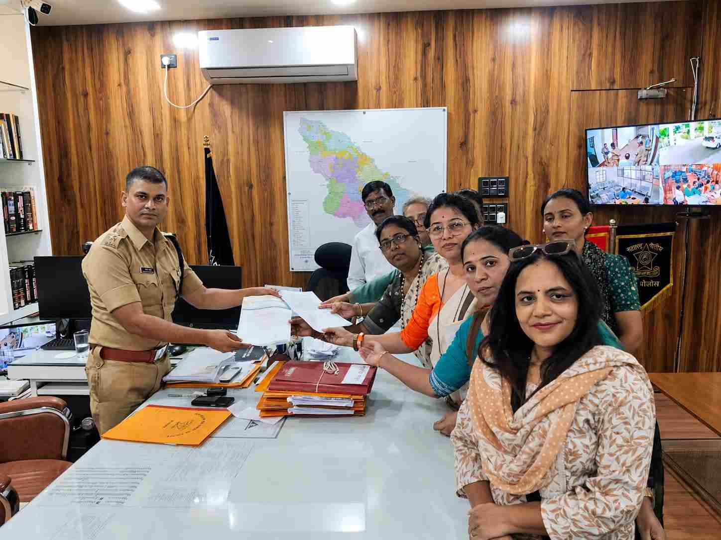 १२ वर्षीय आदिवासी मुलीच्या मृत्यूप्रकरणी दोषींवर कठोर कारवाईची मागणी; महिला काँग्रेसचे पोलीस अधीक्षकांना निवेदन